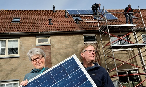 foto van twee mensen met een zonnepaneel